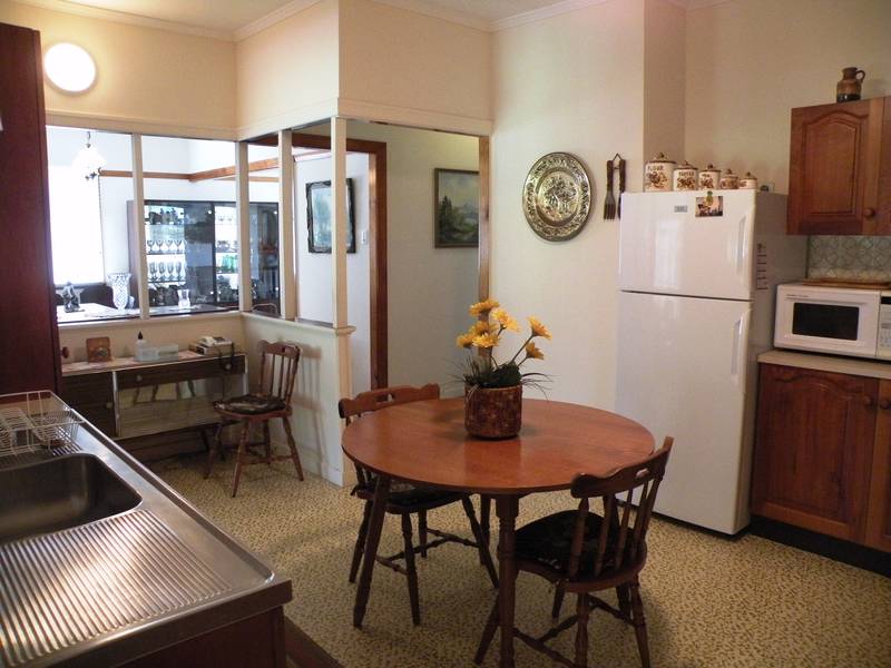 "ABSOLUTE CRACKER - BRICK HOME ON 1012m2" Picture 2