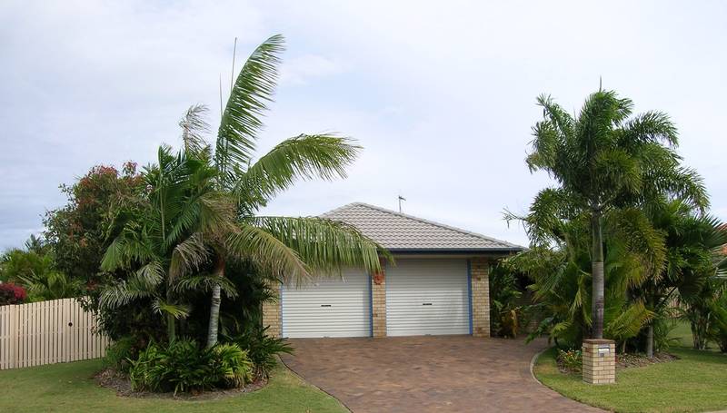 Tropical PARADISE is FOUND with a pool inground! Picture 1