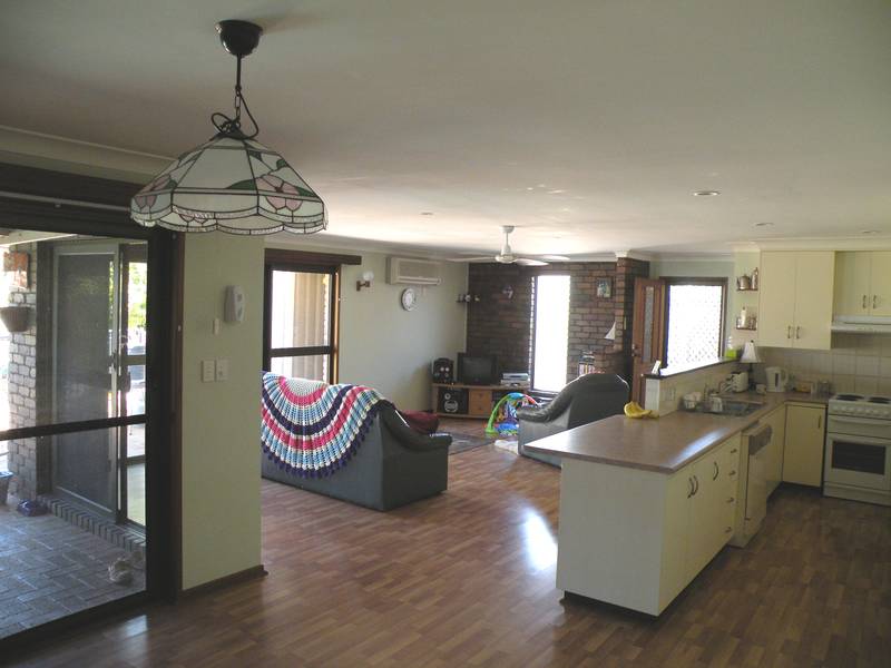 4 Bedder Just Metres from the Ocean Picture 3