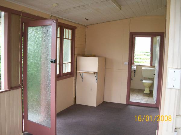 HANDY FLAT TO TOWN Picture 3