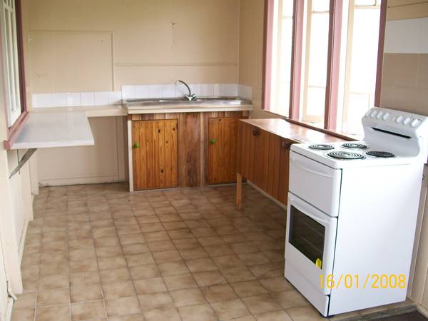 HANDY FLAT TO TOWN Picture 2