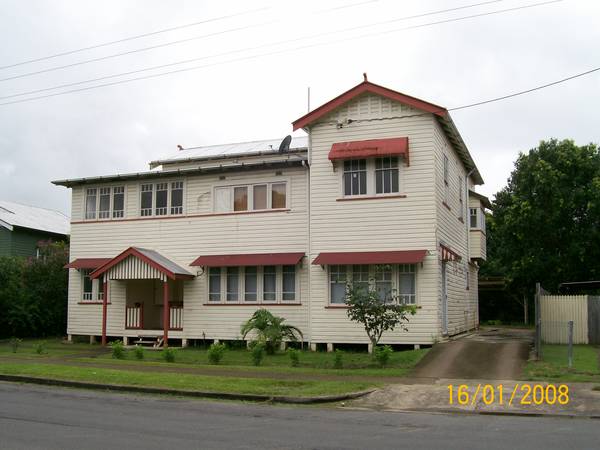 HANDY FLAT TO TOWN Picture 1