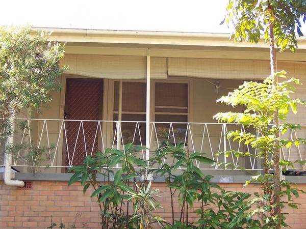 Bed sit unit - walk to Town Centre Picture 1