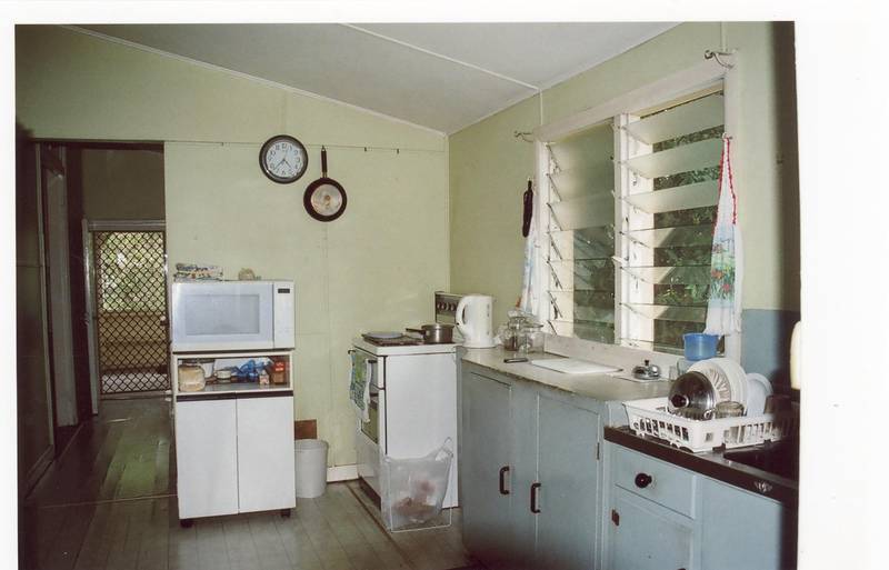 2 FLATS - 2 INCOMES Picture 3