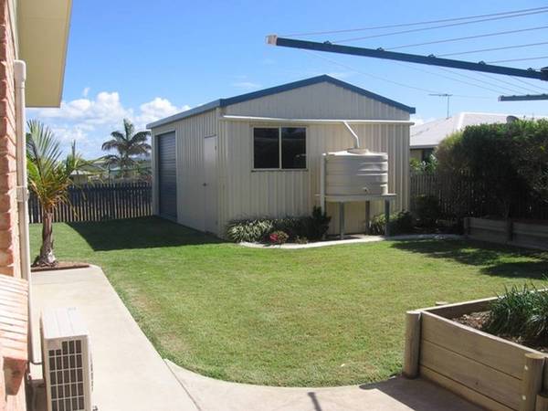 Modern Lowset with Shed Picture 2