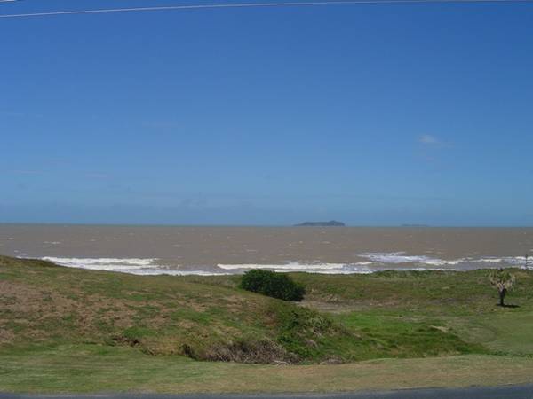 Beachfront Magic - Walk to Village Picture 2