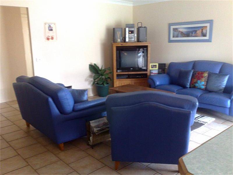 BEAUTIFULLY PRESENTED HOME Picture 3