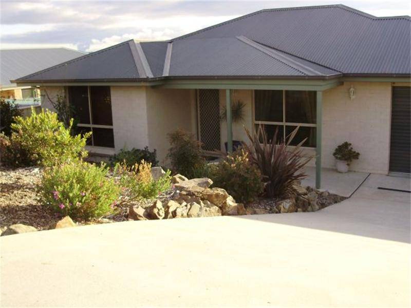 BEAUTIFULLY PRESENTED HOME Picture 1