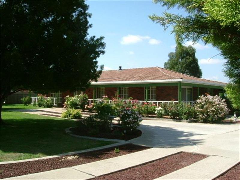 ALMOST AN ACRE, BUT WALK TO SCHOOL Picture 1