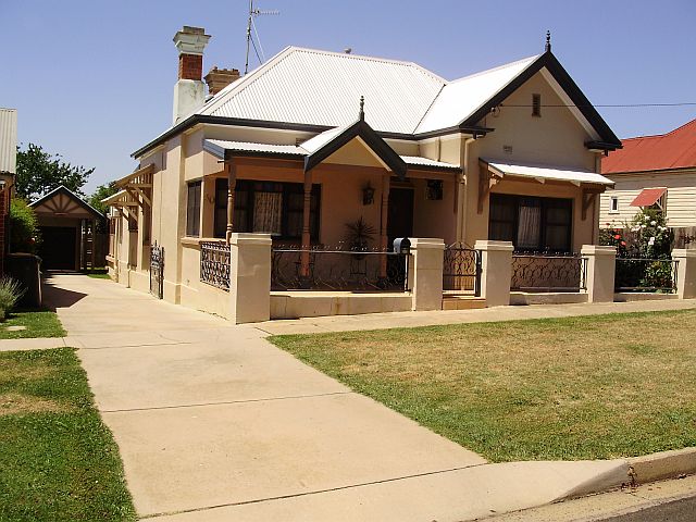 BEAUTIFUL FOUR BEDDER Picture 1