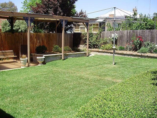 BEAUTIFUL FOUR BEDDER Picture 3