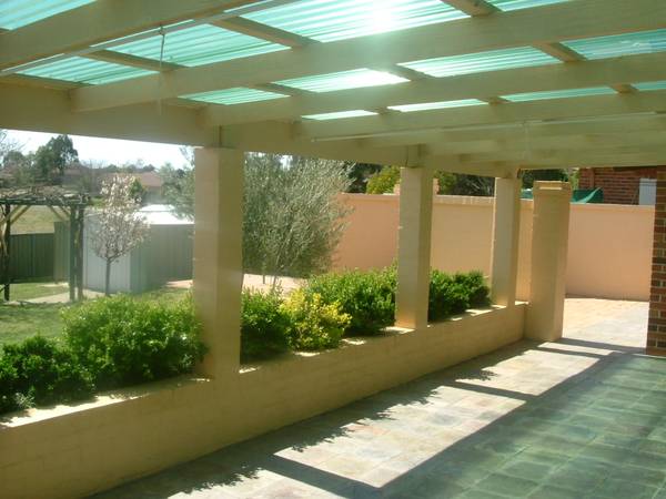 UNIQUE SOLAR DESIGNED HOME Picture 2