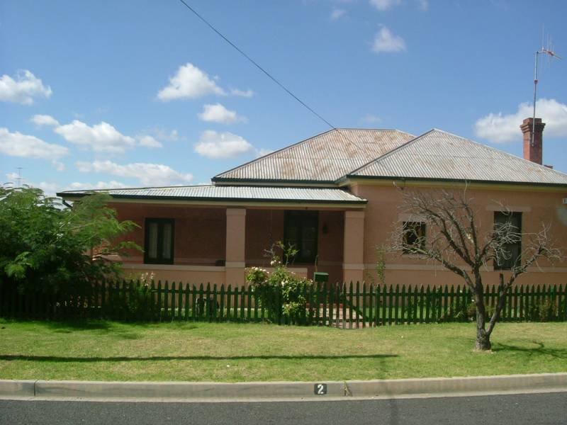 4 Bedrooms Picture 2