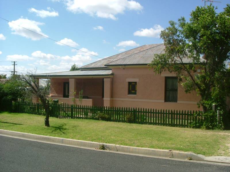 4 Bedrooms Picture 3