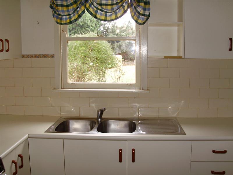 GREAT FIRST HOME OR INVESTMENT PROPERTY Picture 2