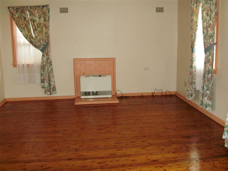 GREAT FIRST HOME OR INVESTMENT PROPERTY Picture 3