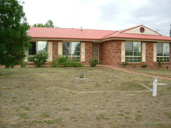 4 Bedrooms Picture 1