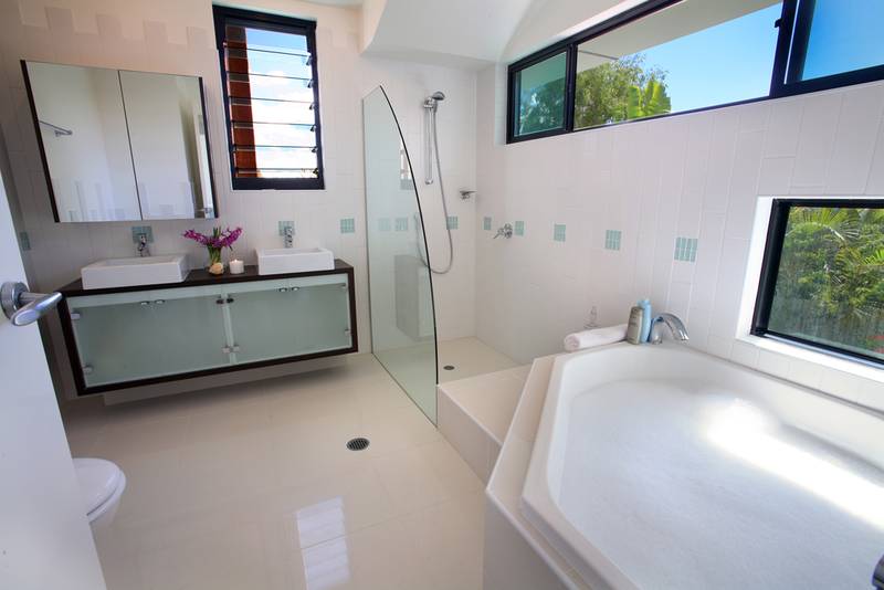 Sophisticated Living By The Beach! Picture 2