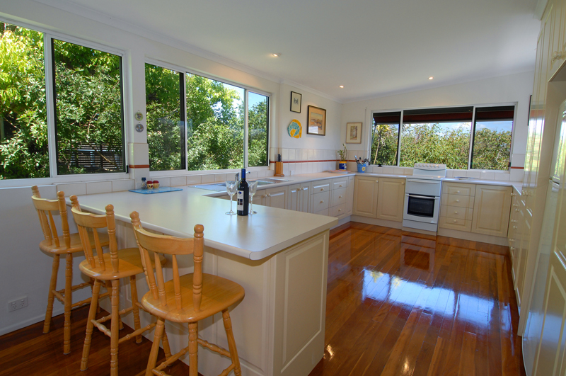 CHARMING BEACH HOUSE WITH OCEAN VIEWS Picture 1