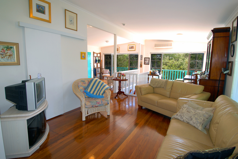 CHARMING BEACH HOUSE WITH OCEAN VIEWS Picture 3