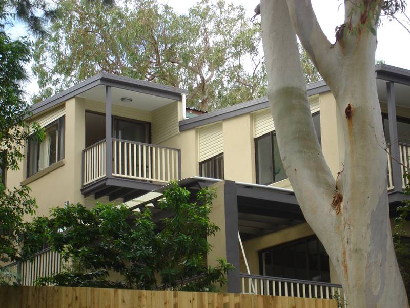 Great Location - Close to everything Picture 1