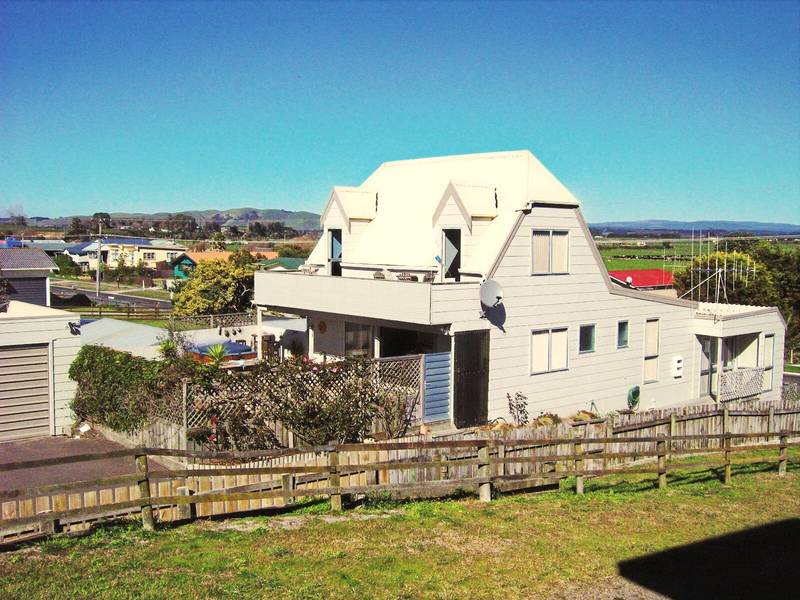 HOME AND INCOME BEACHSIDE Picture 1