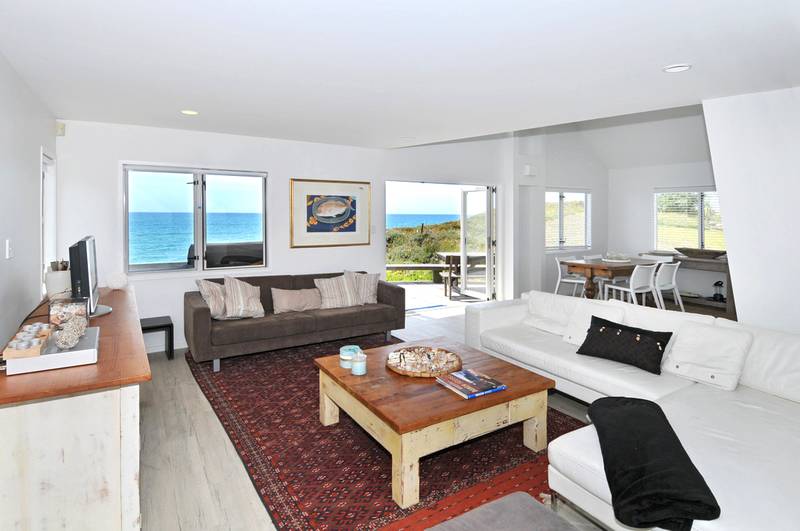 TRENDY BEACHFRONT PAD FOR SALE BY NEGOTIATION Picture 2