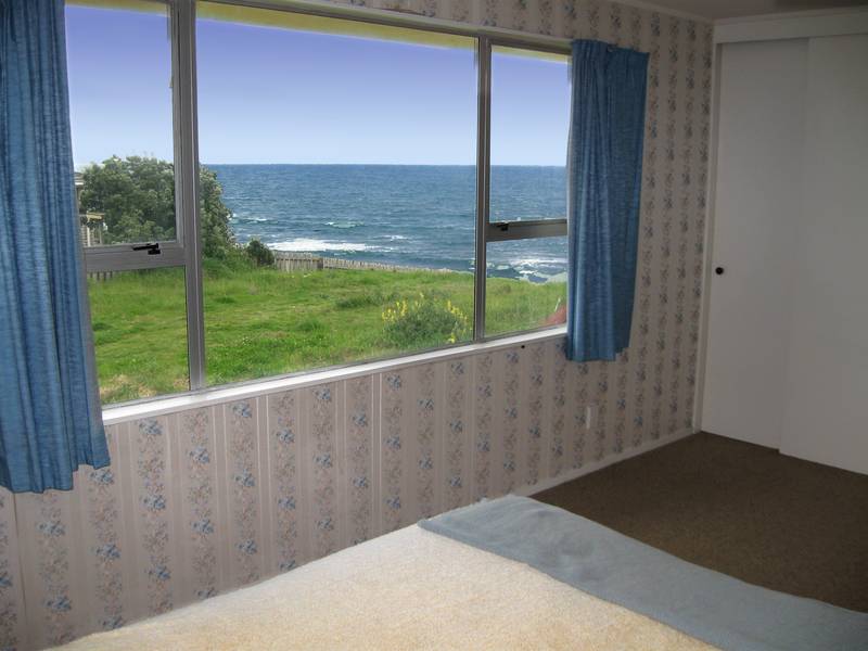 ELEVATED BEACHFRONT BACH WITH GREAT NORTHFACING VIEWS Picture 3