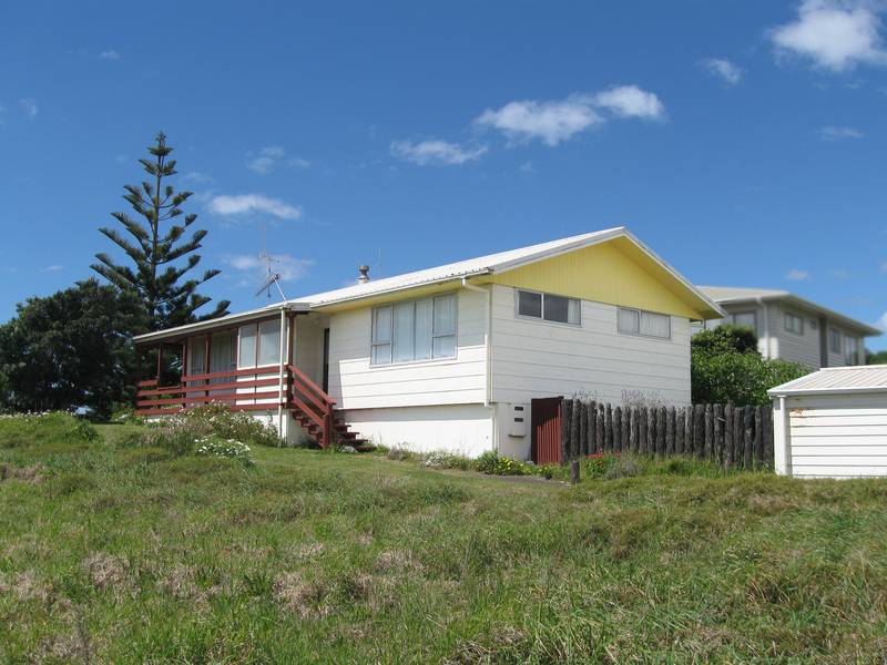 ELEVATED BEACHFRONT BACH WITH GREAT NORTHFACING VIEWS Picture 1