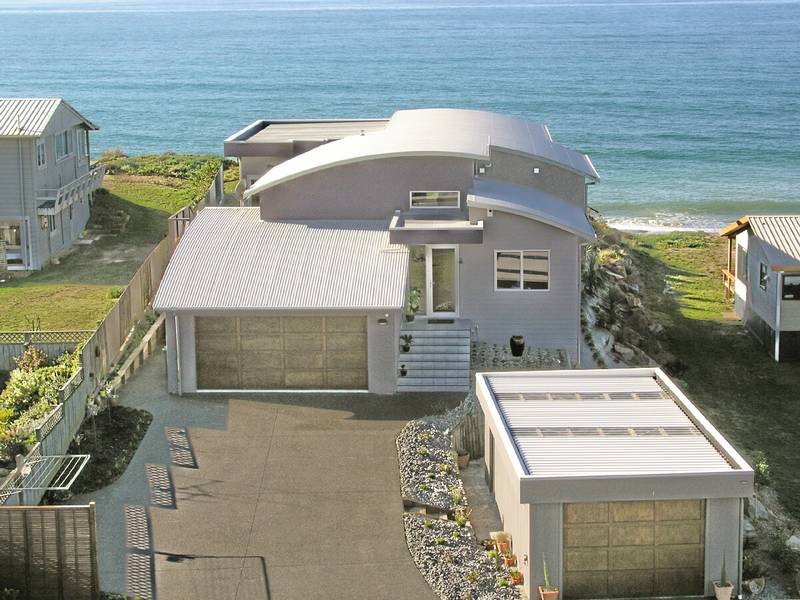 CLASSY AND COASTAL Picture 1