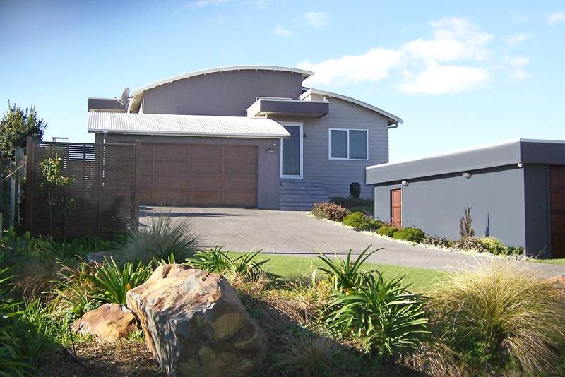 CLASSY AND COASTAL Picture 3