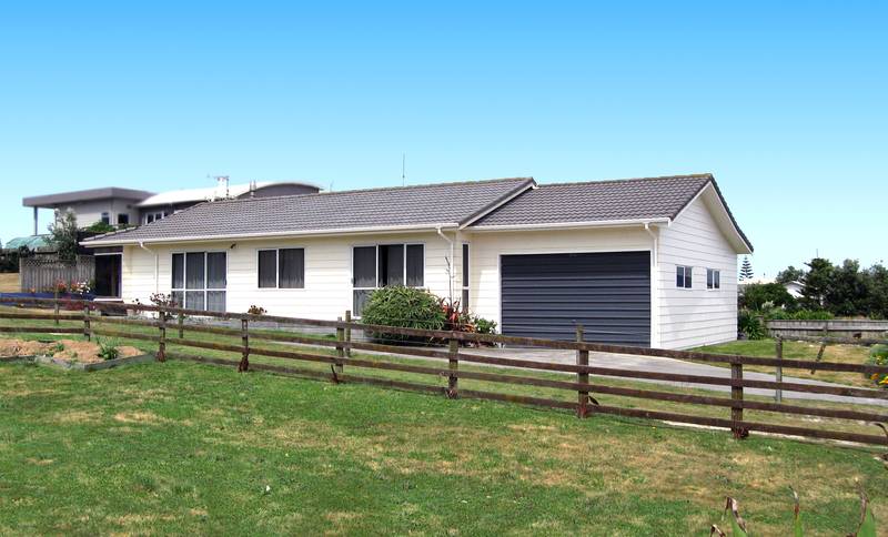 SPICK and SPAN and ALMOST BEACHFRONT Picture 1