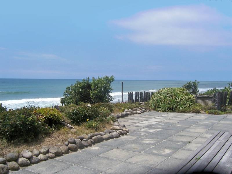 BEACHFRONT REDUCED TO $725,000 Picture 2