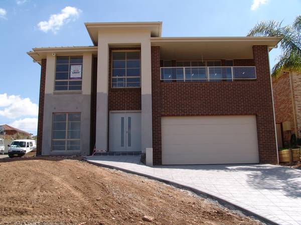 STUNNING BRAND NEW HOME Picture 1