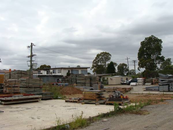 Large level yard area Picture 3