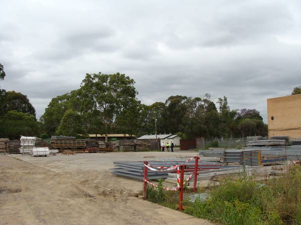 Large level yard area Picture 2