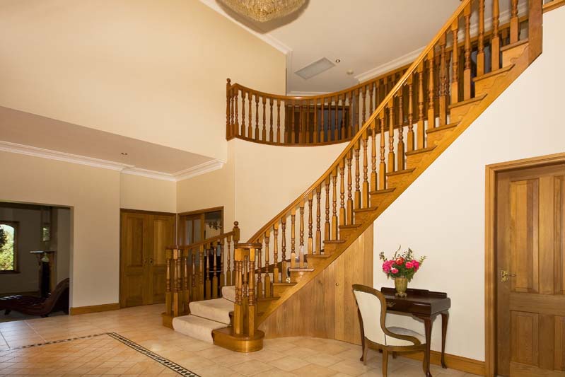 Lifestyle Of The Rich & Famous Picture 3