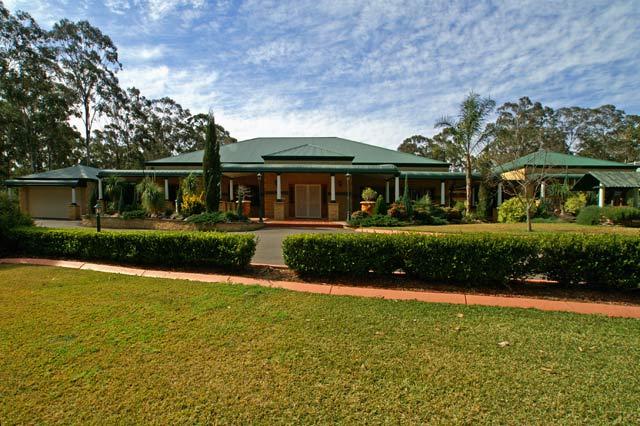 Modern Australian Colonial Homestead On 2.5 Acres Picture 1