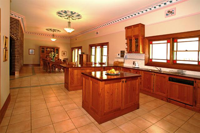 Modern Australian Colonial Homesterad on 2.5 Acres Picture 3