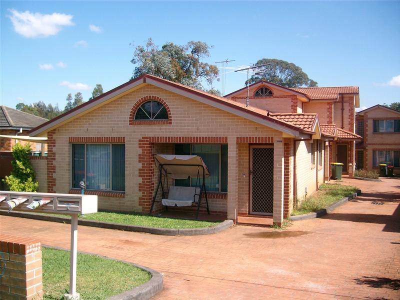 Block Of Four Townhouses Picture 1