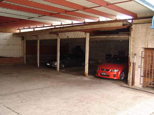 GREAT VALUE- BULKY GOODS SHOWROOM Picture 3