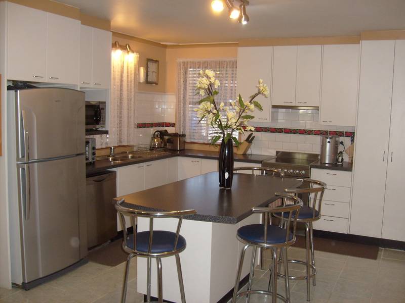 BEAUTIFULLY RENOVATED Picture 2