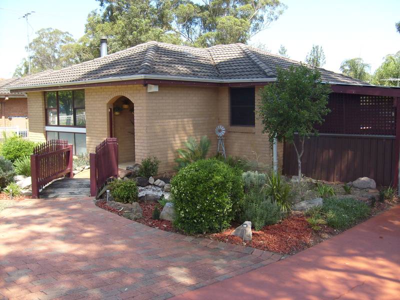 BEAUTIFULLY RENOVATED Picture 1