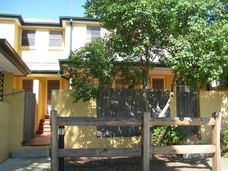 NEAR NEW TOWNHOUSE Picture