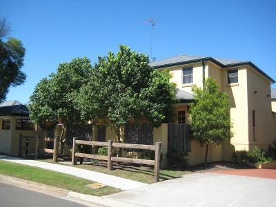 NEAR NEW TOWNHOUSE Picture