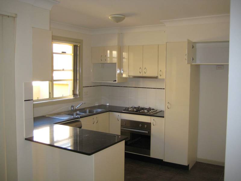 NEAR NEW TOWNHOUSE Picture