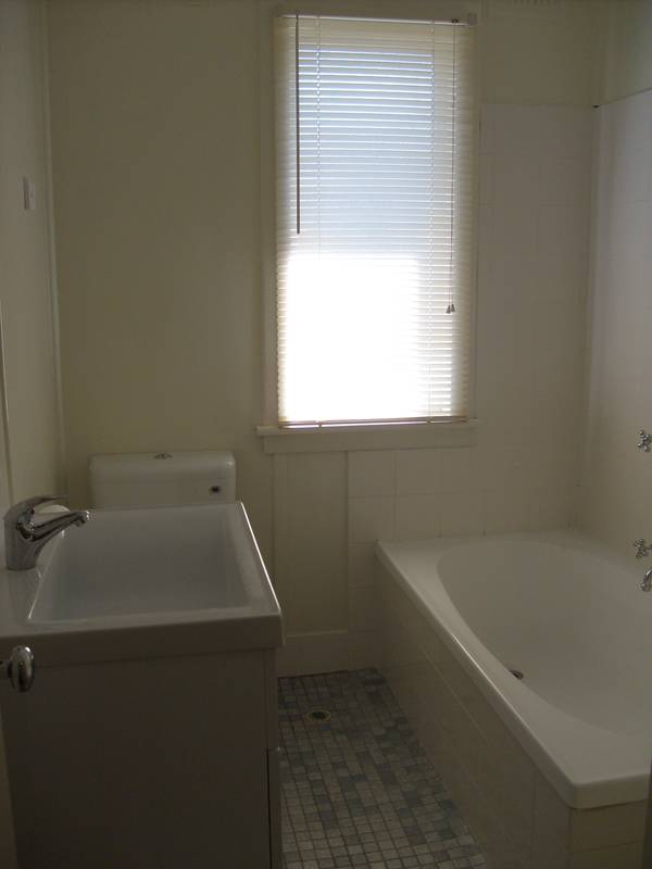 EXCELLENT FIRST HOME OR INVESTMENT Picture 3