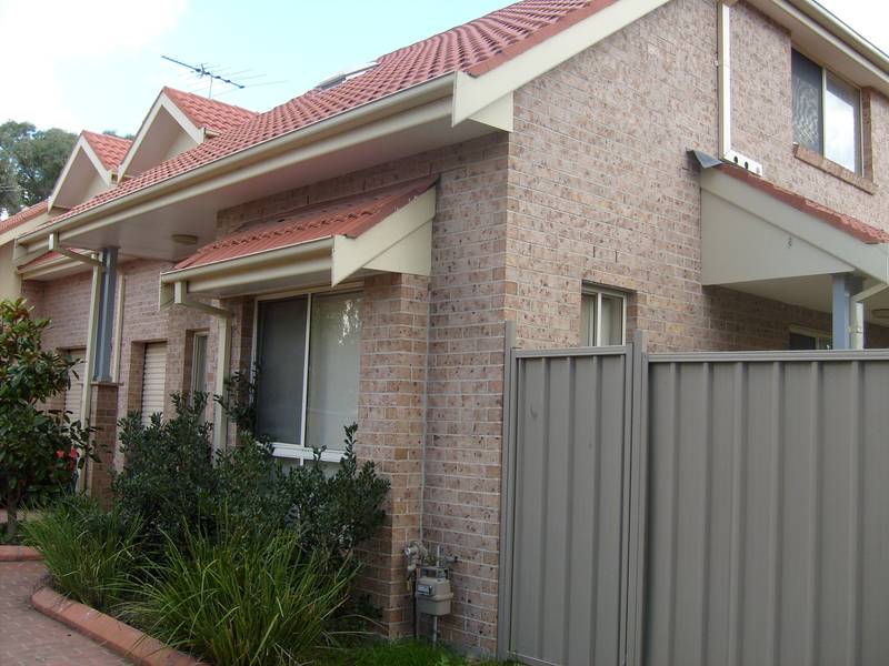 NEAR NEW TOWN HOUSE Picture 2