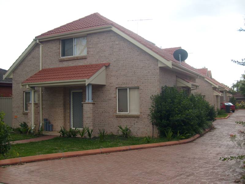 NEAR NEW TOWN HOUSE Picture 3