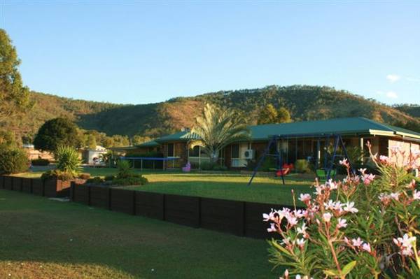 1 Acre of Picturesque Lifestyle Picture 1